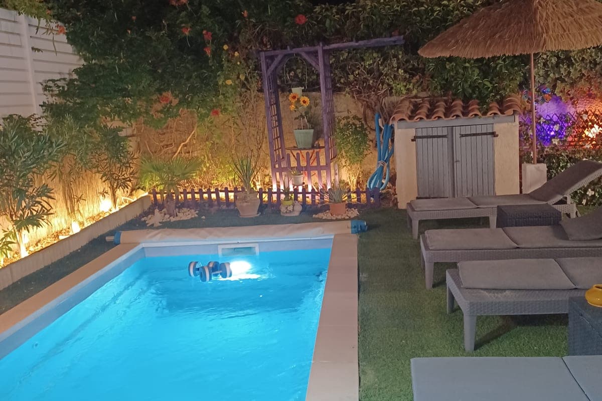 Jardin avec piscine et bar - Photo 1