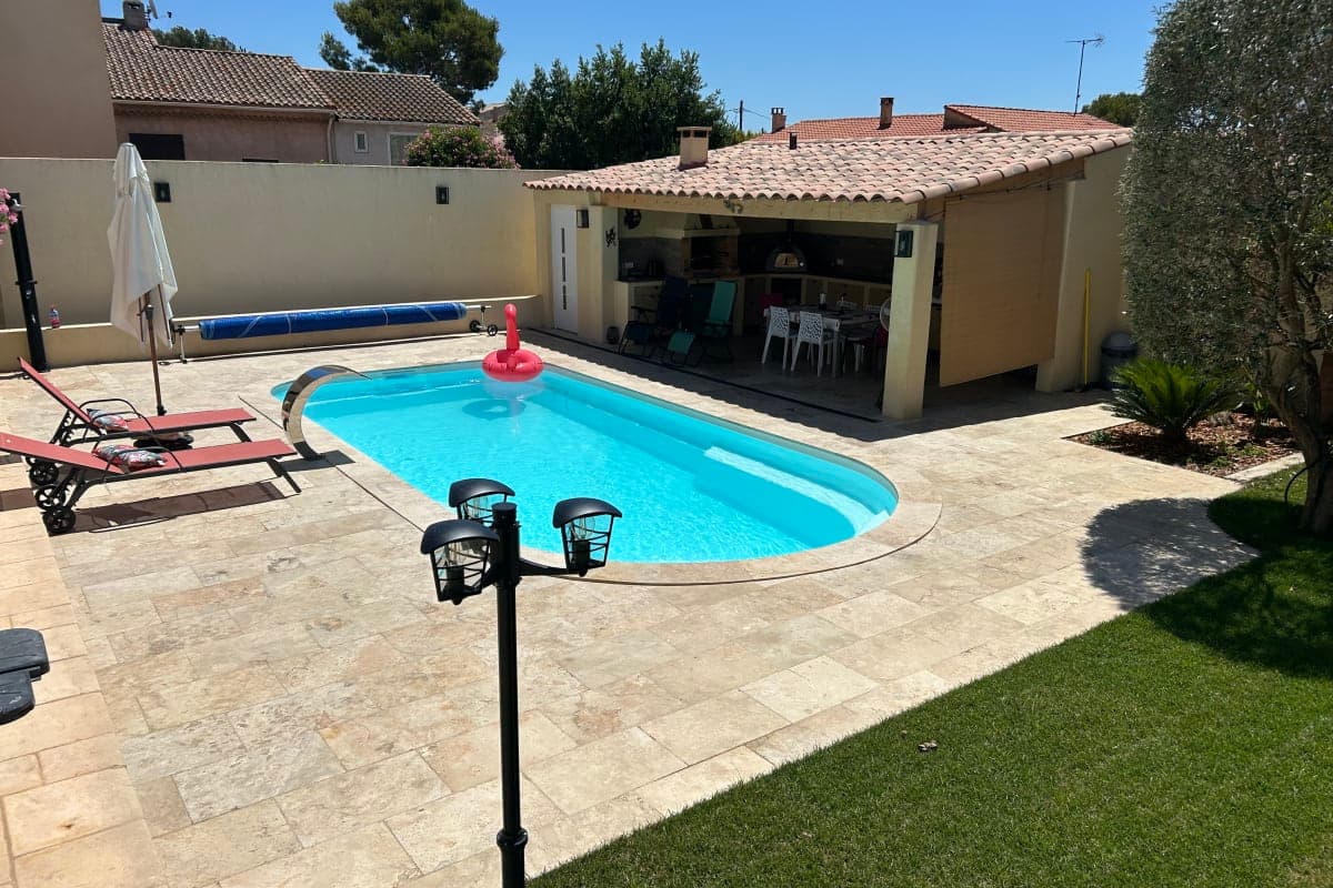 Pool house avec piscine et jardin arboré - Photo 1