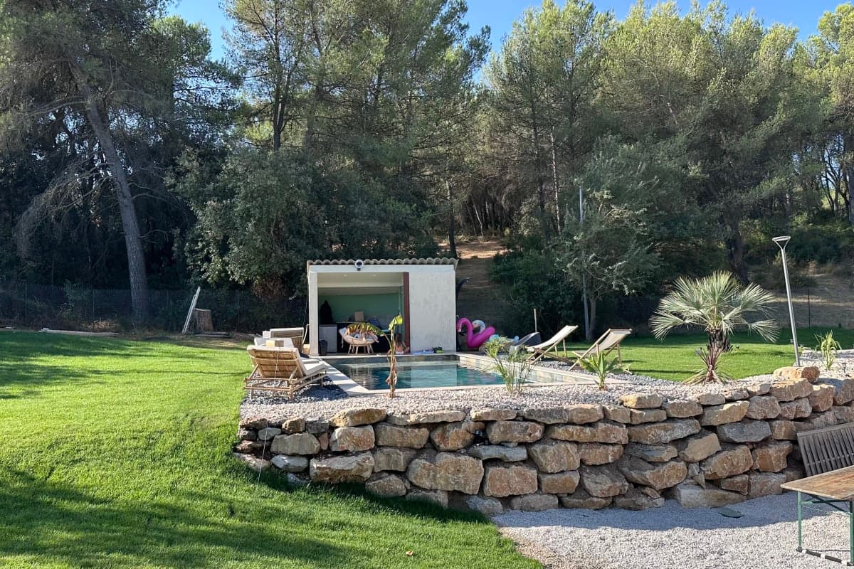 Magnifique extérieur avec piscine et pelouse - Photo 1