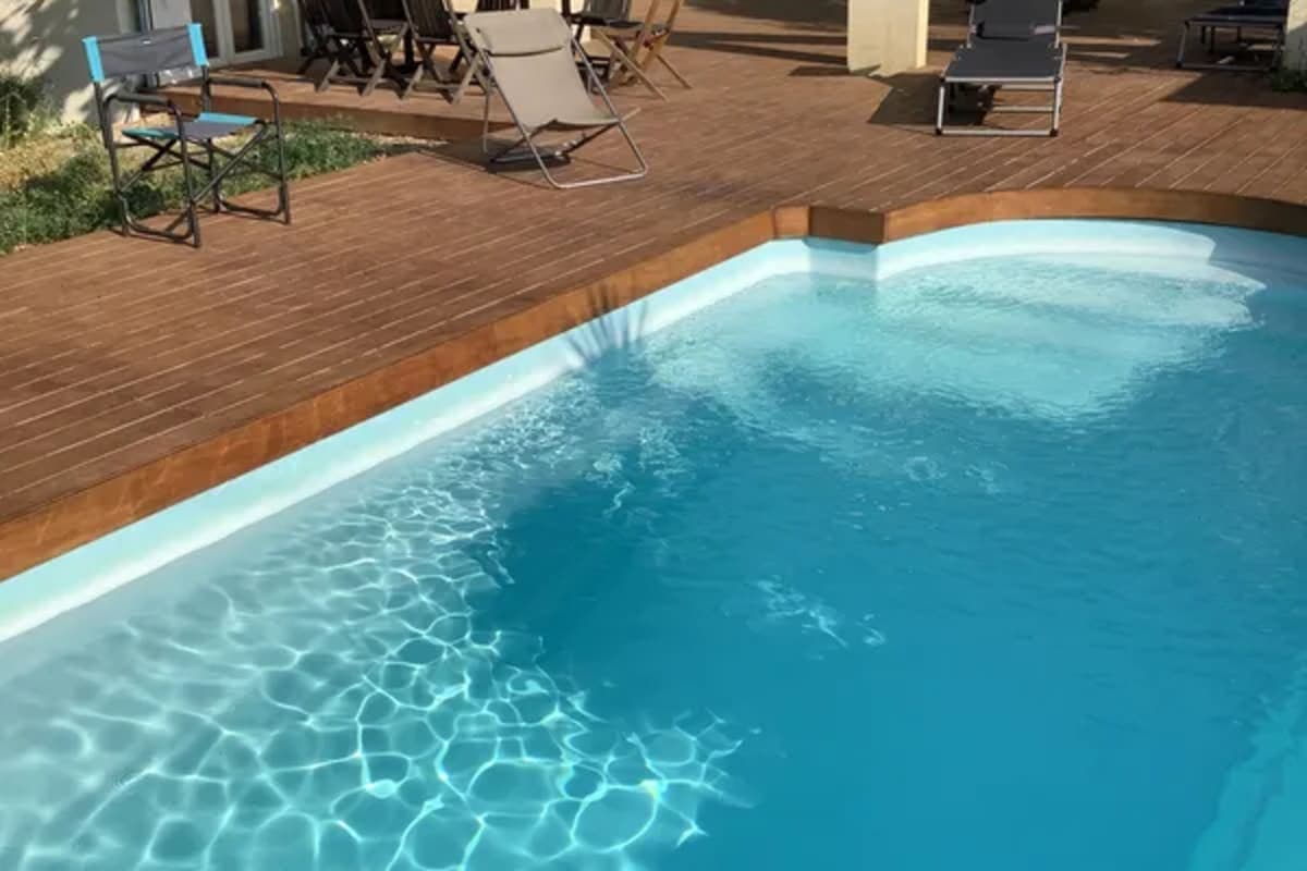 Grande terrasse en bois exotique avec piscine - Photo 1