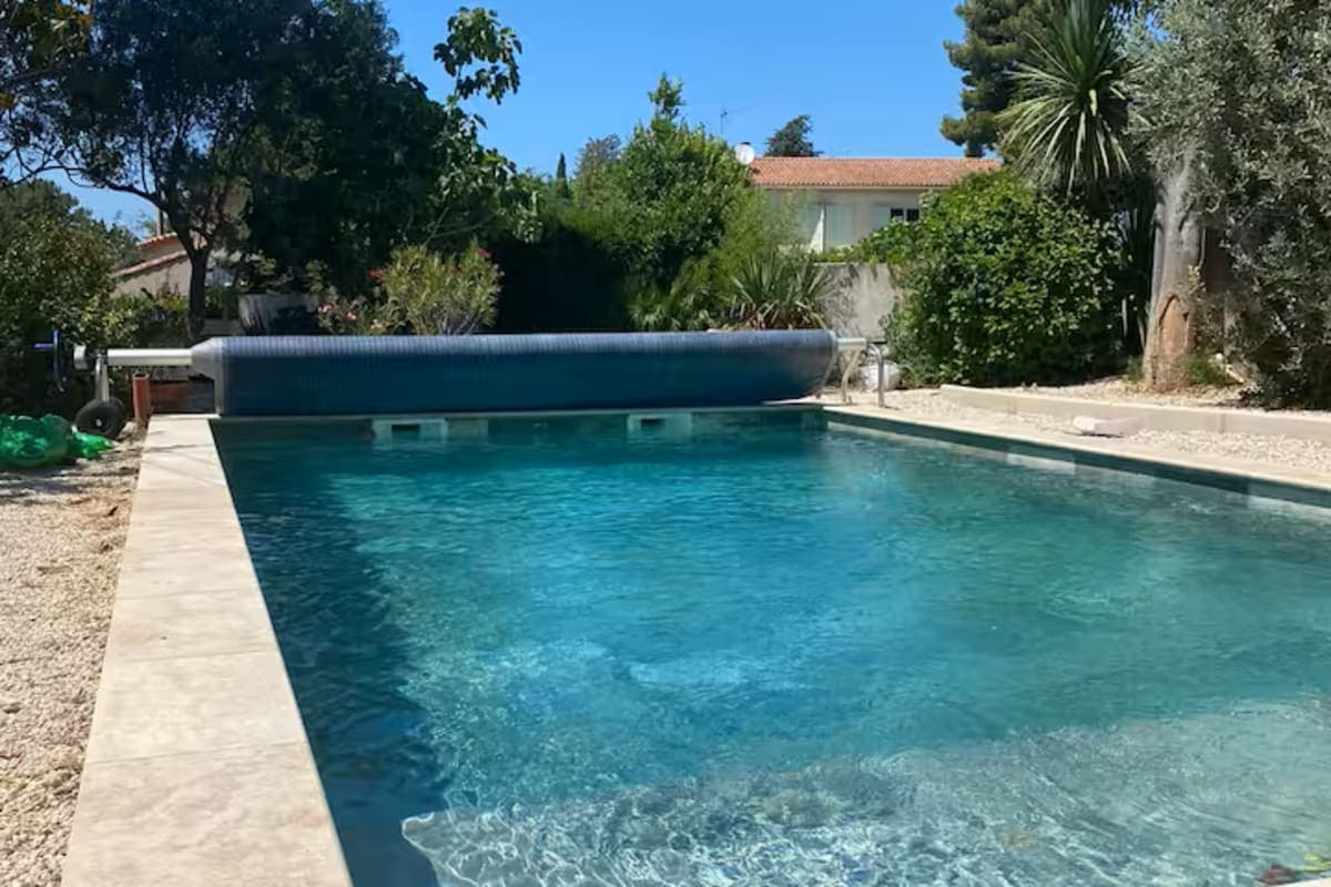 Location jardin & piscine dans un écrin de verdure - Photo 1