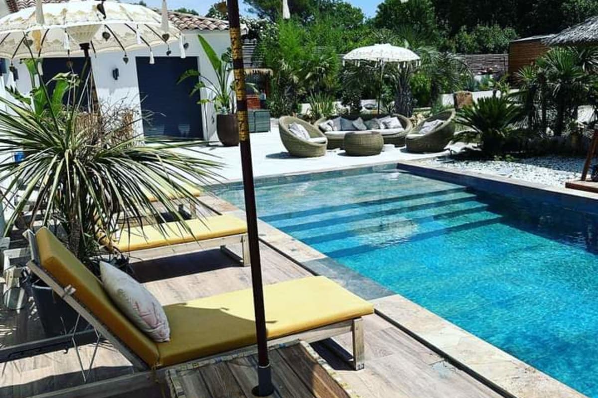 Piscine balinaise au milieu des palmiers - Photo 1