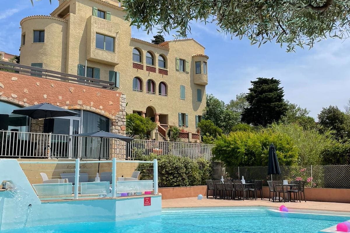 Salle avec piscine - Photo 1