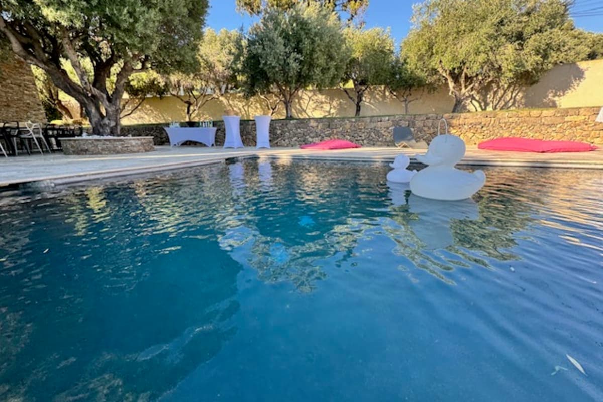 Lieu élégant au bord de la piscine sur ollioules - Photo 1