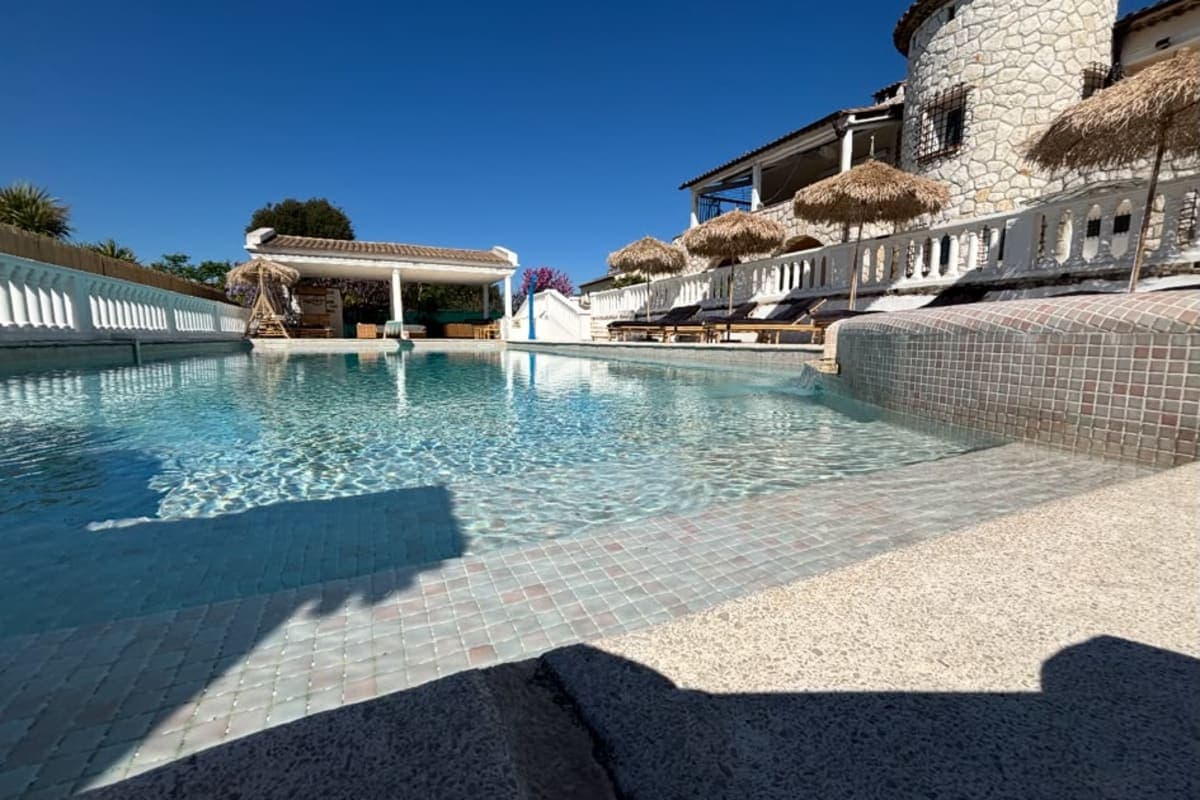 Piscine d exception dans véritable mas provençal - Photo 1