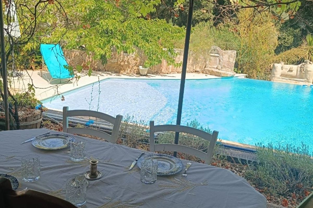 Un petit coin de piscine et jardin privé. - Photo 1